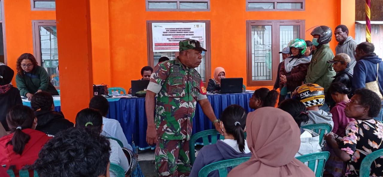 Babinsa Koramil 1710-02/Timika Dampingi Penyaluran PKH Mimika 2023