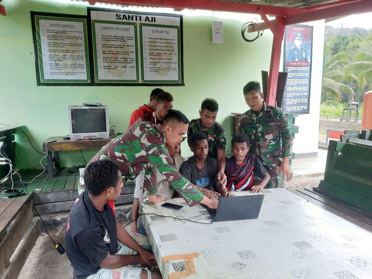Satgas Yonif 126/Kala Cakti Kenalkan Pendidikan Teknologi dan Komputer ke Anak Perbatasan
