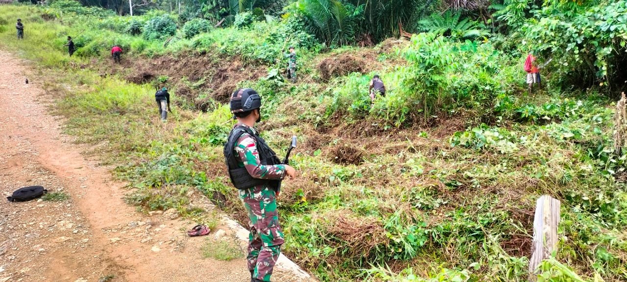 Satgas Yonif 126/KC dan Masyarakat Papua Gotong Royong Peduli Lingkungan