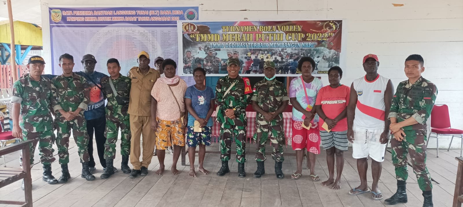 Satgas TMMD Reg-114 Serahkan Hadiah Pemenang Turnamen Volly Merah Putih Cup