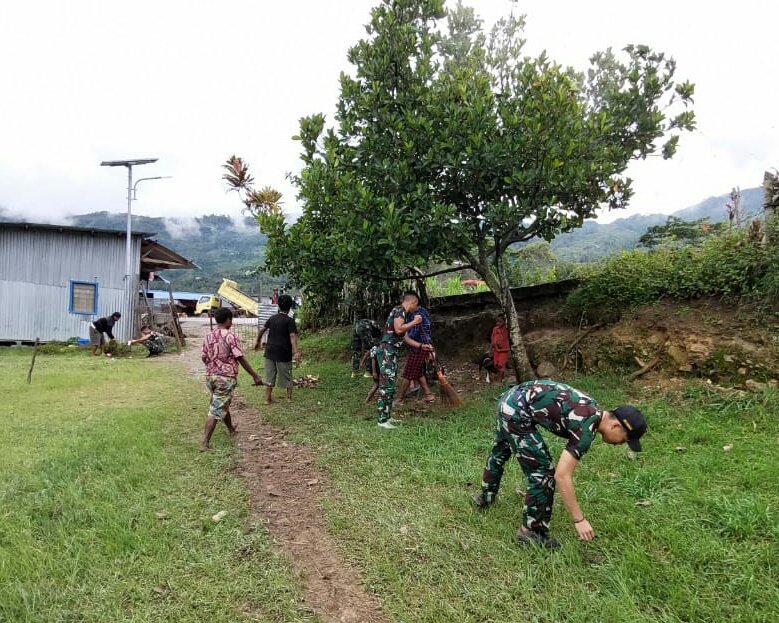 Satgas YR 142/KJ Ajak Warga Bersihkan Lingkungan Tempat Tinggal