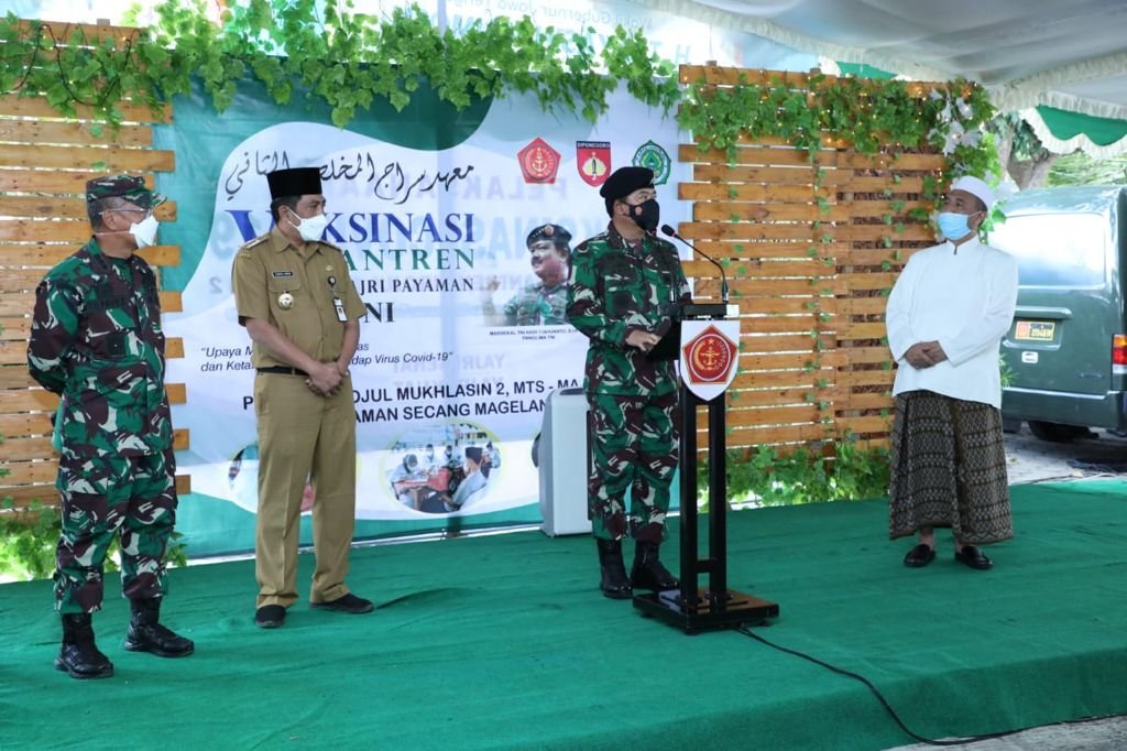 Panglima TNI Tegurkan Santri dan Warga agar Pakai Masker dan Disiplin Prokes