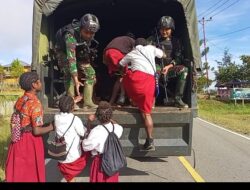 Satgas Yonif Raider 321/GT Kostrad Antar Jemput Anak Sekolah di Papua