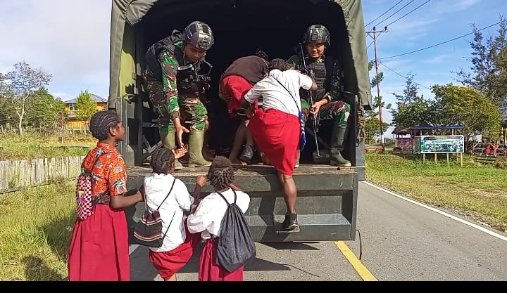 Satgas Yonif Raider 321/GT Kostrad Antar Jemput Anak Sekolah di Papua