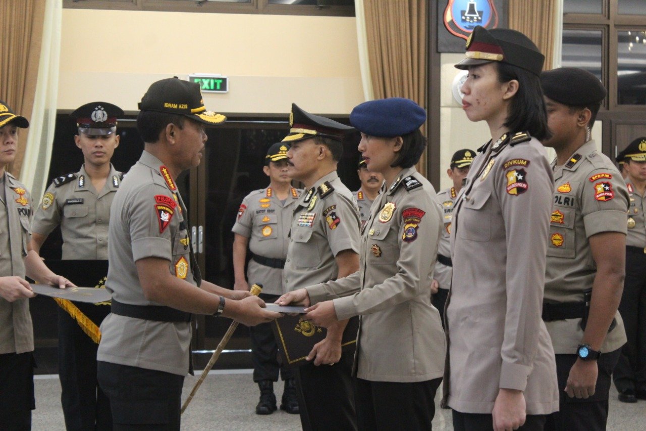 Kapolri Anugerahkan Pin Emas dan Perak kepada Polisi Berprestasi di Bidang Olahraga