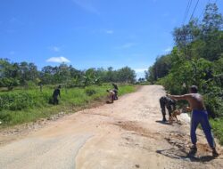 Yonif 642/Kapuas Perbaiki Jalan demi Kenyamanan Berkendira