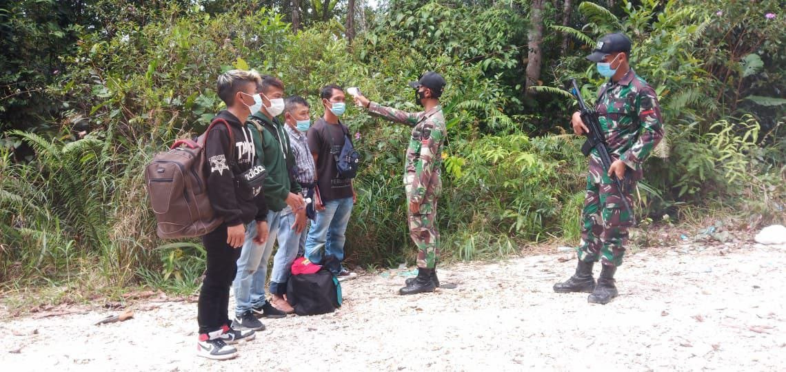 Satgas Pamtas Yonif 642/Kapuas Amankan 17 PMI yang Melintas Ilegal