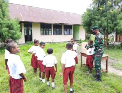 Satgas Yonif 413 Kostrad Ajarkan Siswa Perbatasan Gosok Gigi untuk Kesehatan Sejak Dini