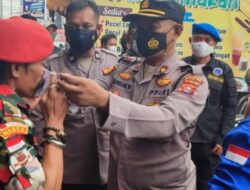 Polres Serang Kota Bagikan Masker dan Himbau Prokes saat Unras di Verena Finance