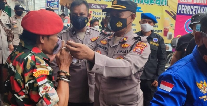 Polres Serang Kota Bagikan Masker dan Himbau Prokes saat Unras di Verena Finance