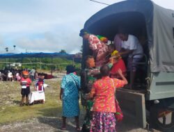 Satgas Yonif Raider 142/KJ Angkut Jemaat Gereja untuk Sukseskan Acara Keagamaan