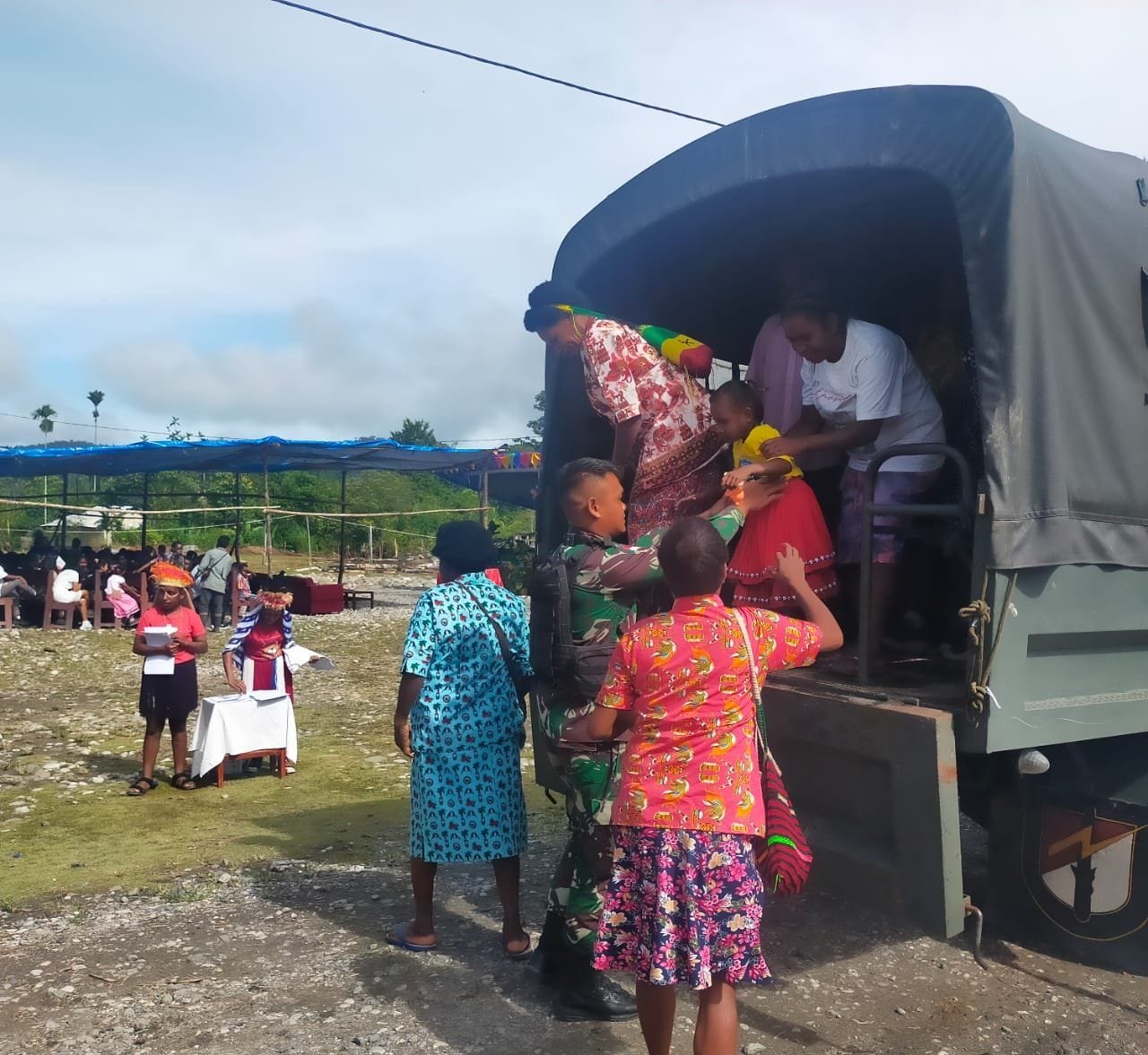 Satgas Yonif Raider 142/KJ Angkut Jemaat Gereja untuk Sukseskan Acara Keagamaan