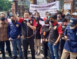 Wartawan dan Advokat LQ Indonesia Lawfirm Demo Damai di Mabes Polri Tolak Kriminalisasi