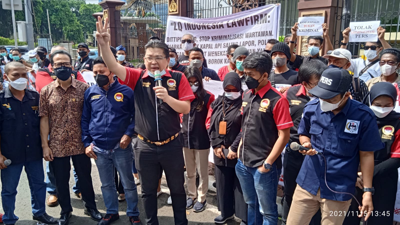 Wartawan dan Advokat LQ Indonesia Lawfirm Demo Damai di Mabes Polri Tolak Kriminalisasi