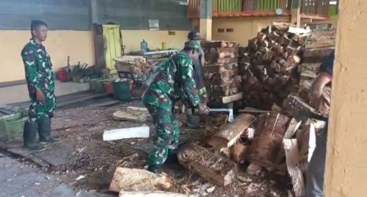 Babinsa Koramil 1710-02/Timika Komsos dengan Warga Gali Potensi Daerah