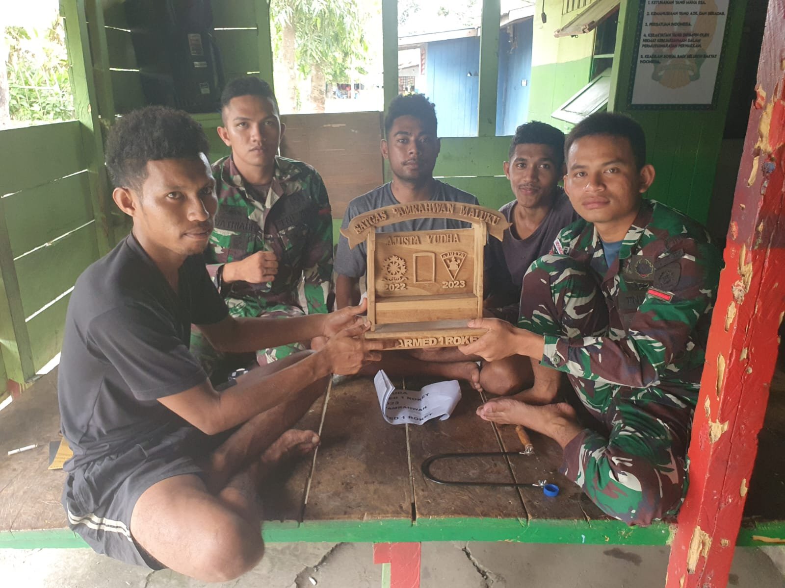 Prajurit Ajusta Ajari Pemuda Waisamu Buat Kerajinan Tangan