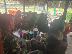 TNI Hadir di Acara Rapat Adat untuk Penuhi Undangan