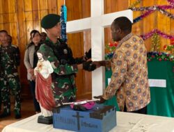 Satgas Yonif Mekanis 203/AK Beri Tanda Salib ke Gerega untuk Tambah Nuansa Kerohanian