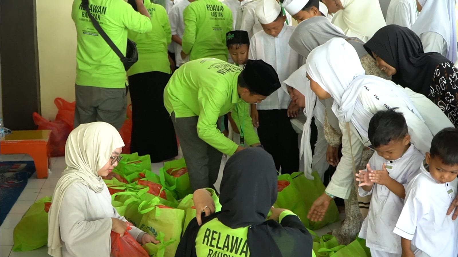 Yayasan Rahsyak Santuni Ratusan Yatim Piatu, Terima Sapi Istimewa dari Donatur Luar Negeri