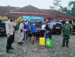Polsek Jiput dan Satgas Covid-19 Semprotkan Disinfektan Cegah Penyebaran Virus