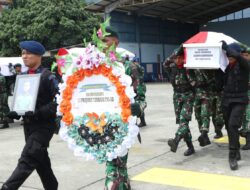 Panglima TNI dan Kapolri Lepaskan Jenazah 4 Prajurit Korban Heli MI-17