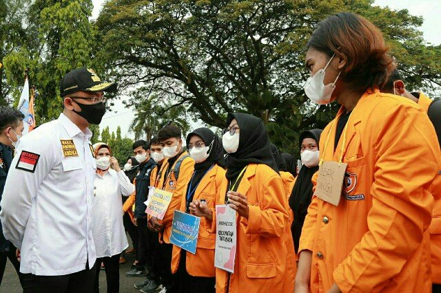 Wagub Banten Lepas Peserta KKN: 73,7 Persen Warga Indonesia Gunakan Internet