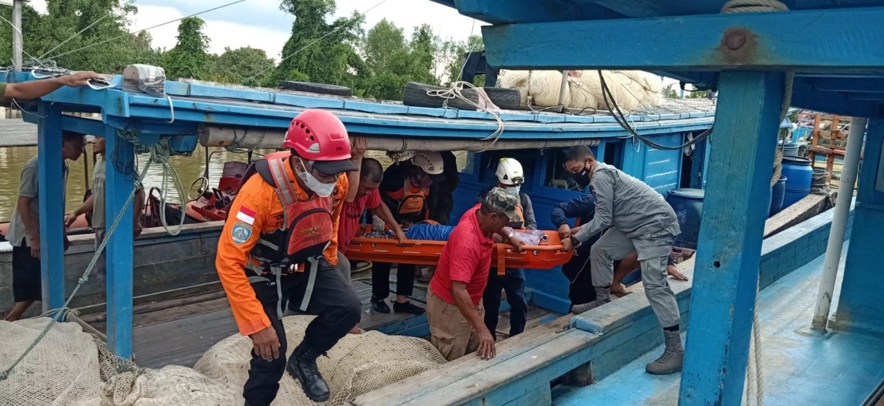 Bakamla RI dan SPKKL Sambas Evakuasi Nelayan Keracunan Gas Freon AC