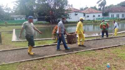 Wartawan Cilegon Bersihkan Taman Geger dalam Peringatan HPN