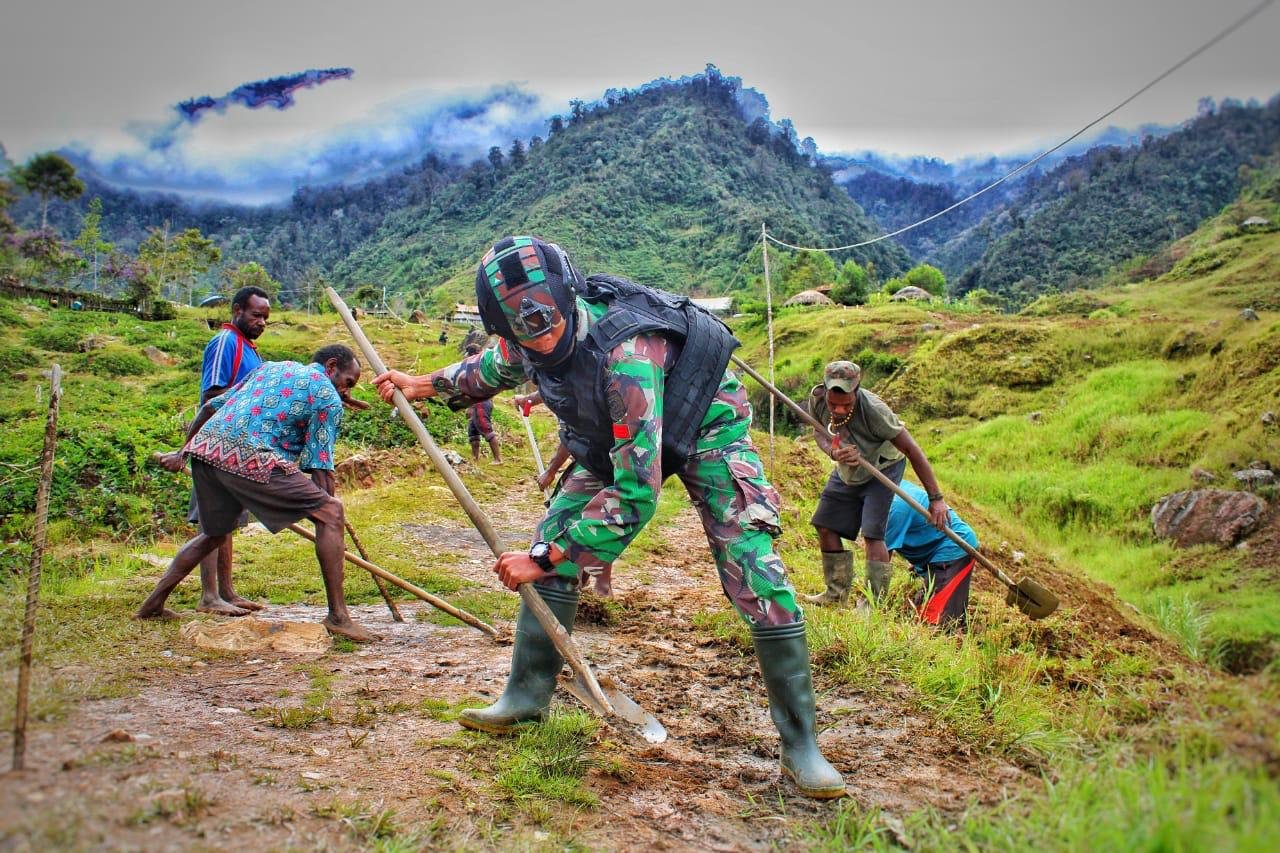 Kostrad Bangun Jalur Transportasi Bersama Warga, Perekonomian Papua Makin Kuat