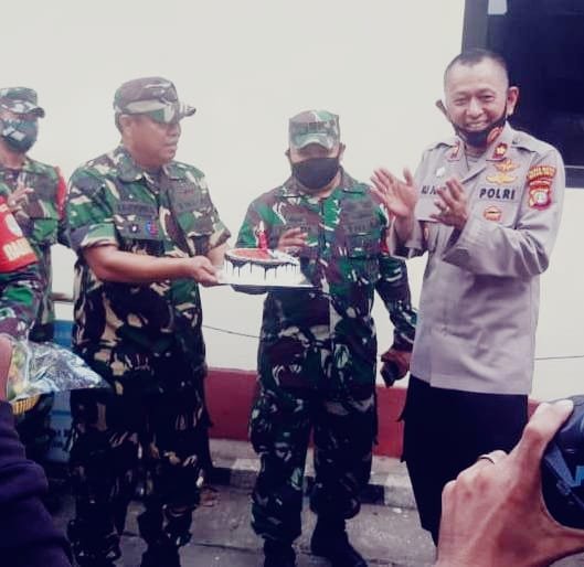 Danramil 05/BTG dan Ibu Persit Kartika Candra Kirana Beri Surprise ke Kapolsek Bantargebang