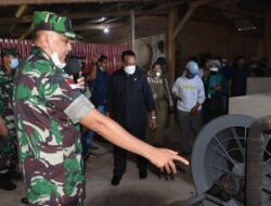 Anggota Korem 174/ATW Bantu Petani Atasi Kesulitan di Merauke