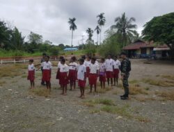 Satgas Yonif 143/TWEJ Tanamkan Disiplin kepada Siswa di Perbatasan RI-PNG