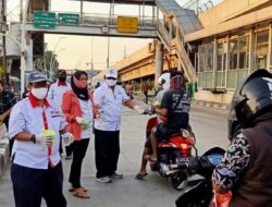 Ramadhan 1441 H, Seknas Jokowi Jakut Bagikan Takjil di Yos Sudarso