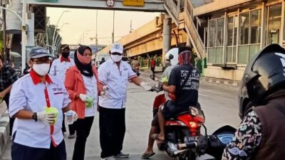 Ramadhan 1441 H, Seknas Jokowi Jakut Bagikan Takjil di Yos Sudarso