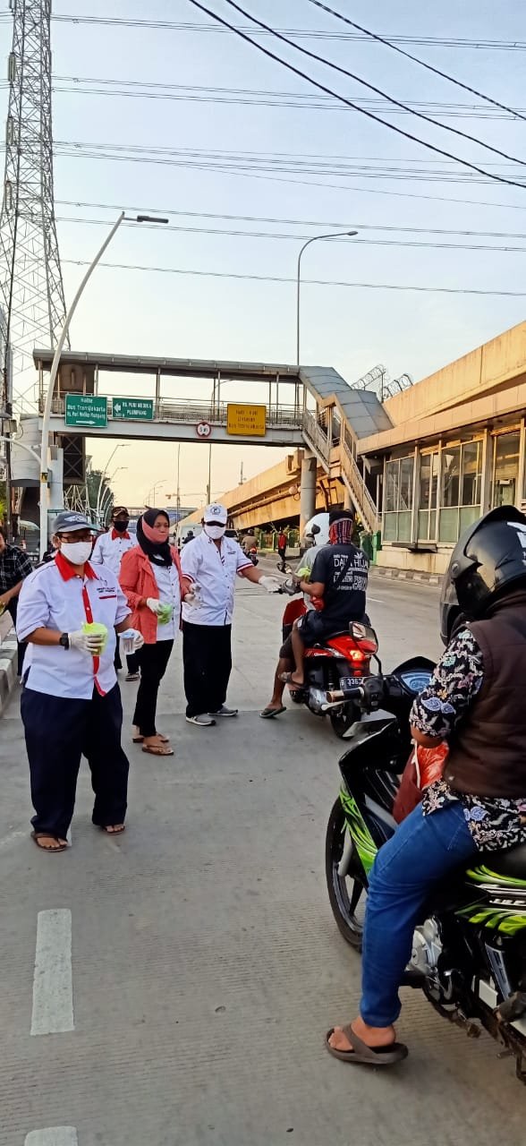 Ramadhan 1441 H, Seknas Jokowi Jakut Bagikan Takjil di Yos Sudarso