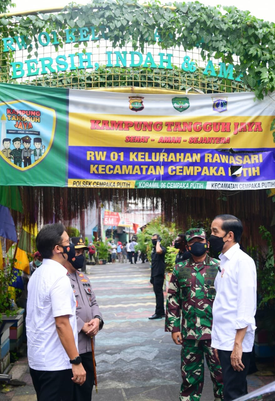 Panglima TNI Dampingi Presiden Tinjau PPKM Mikro di Rawasari