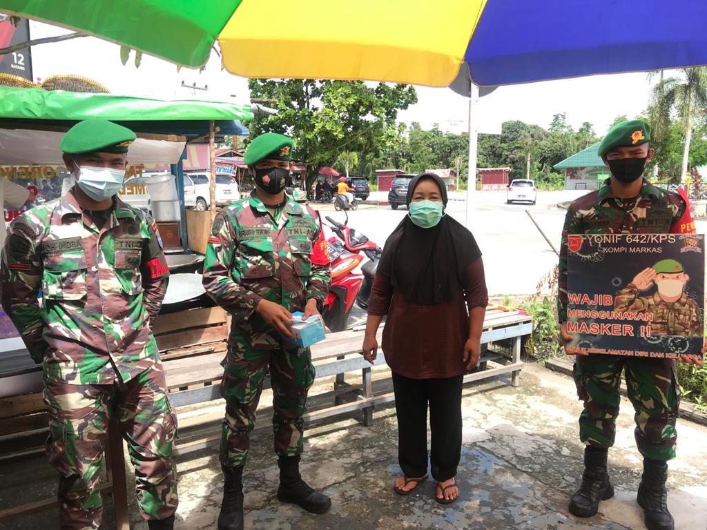 Batalyon Infanteri 642/Kapuas Bagikan Masker ke Warga Saat Patuhi Protokol