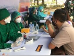 TNI Kolaborasi Mahasiswa Gelar Serbuan Vaksinasi di Tol Jagorawi