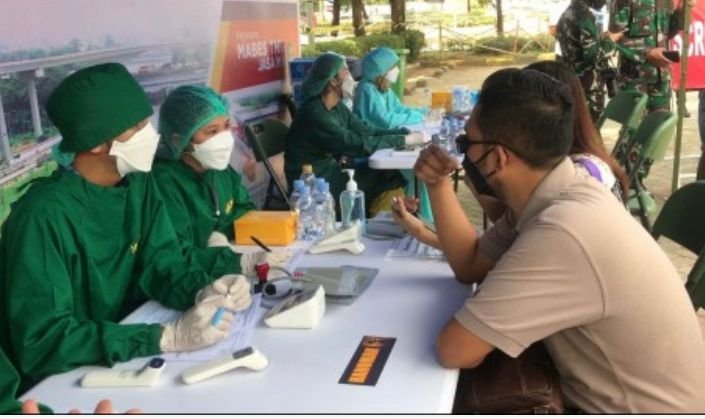 TNI Kolaborasi Mahasiswa Gelar Serbuan Vaksinasi di Tol Jagorawi