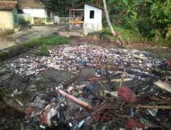 Banjir Sampah Meluap di Sungai Lolongklang Pagadungan