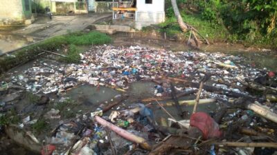 Banjir Sampah Meluap di Sungai Lolongklang Pagadungan