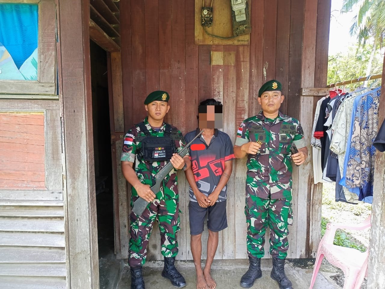 HUT ke-77 TNI, Satgas Yonarmed 1 Kostrad Terima 3 Senpi Rakitan dan Puluhan Amunisi dari Warga