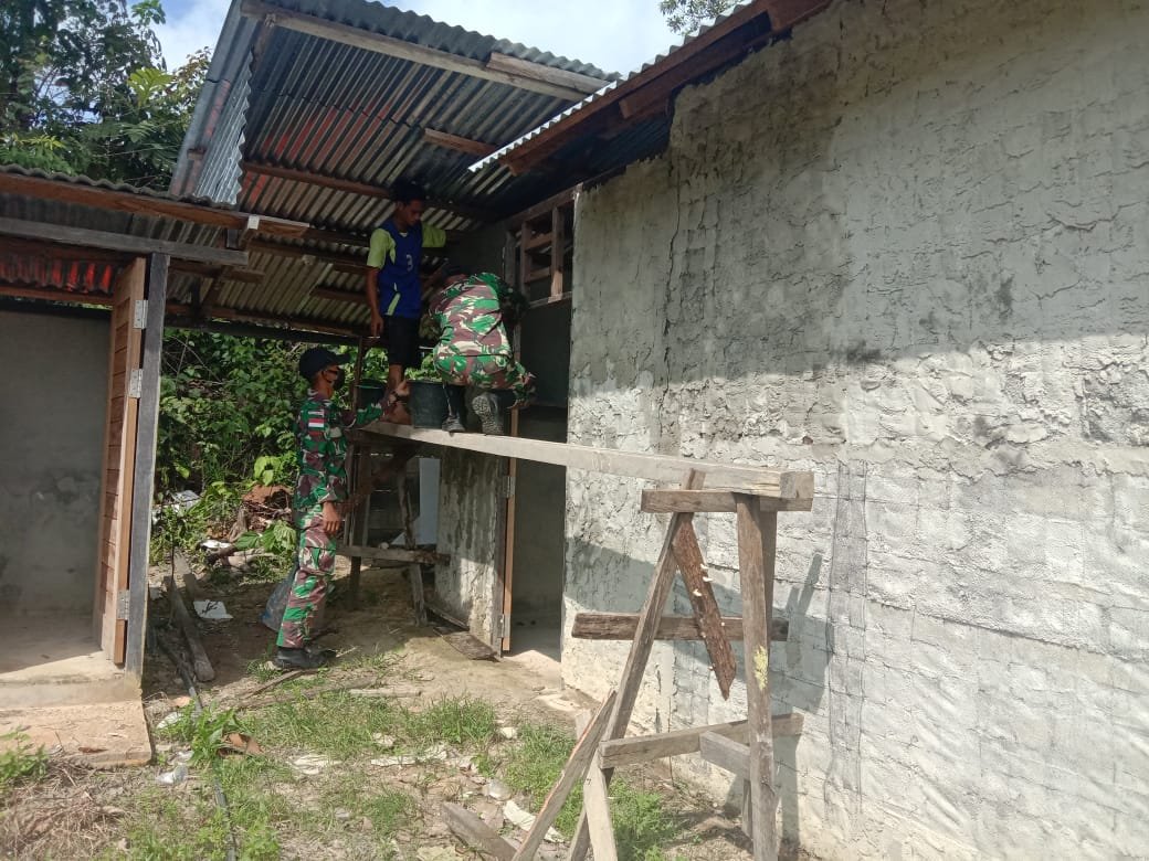 Satgas Pamtas Yonif 642 Bantu Perbaiki Gereja Warga