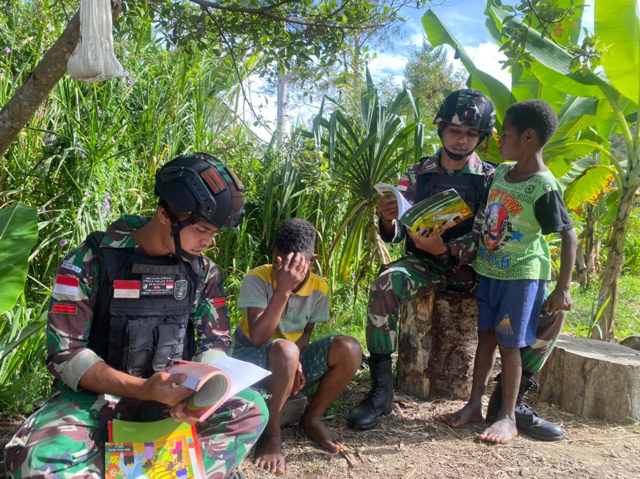 Satgas Yonif Raider 142/KJ Gelar Perpustakaan Keliling di Libur Sekolah