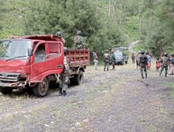 Dandim Puncak Jaya Sumbang 100 Lembar Seng untuk Honai di Kampung Timobut