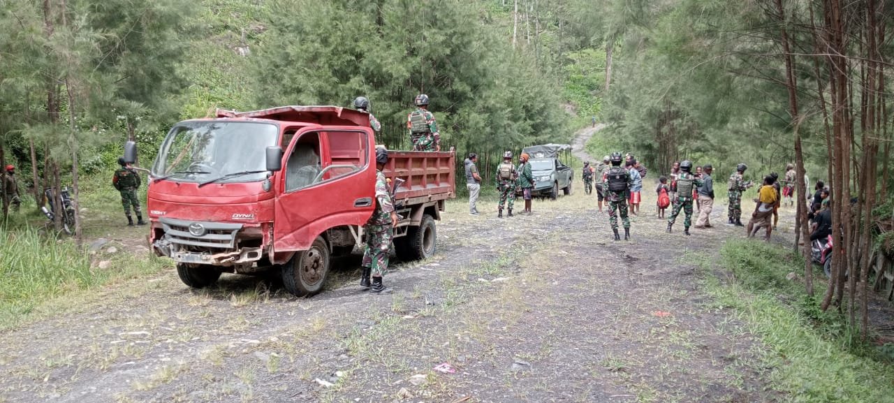 Dandim Puncak Jaya Sumbang 100 Lembar Seng untuk Honai di Kampung Timobut