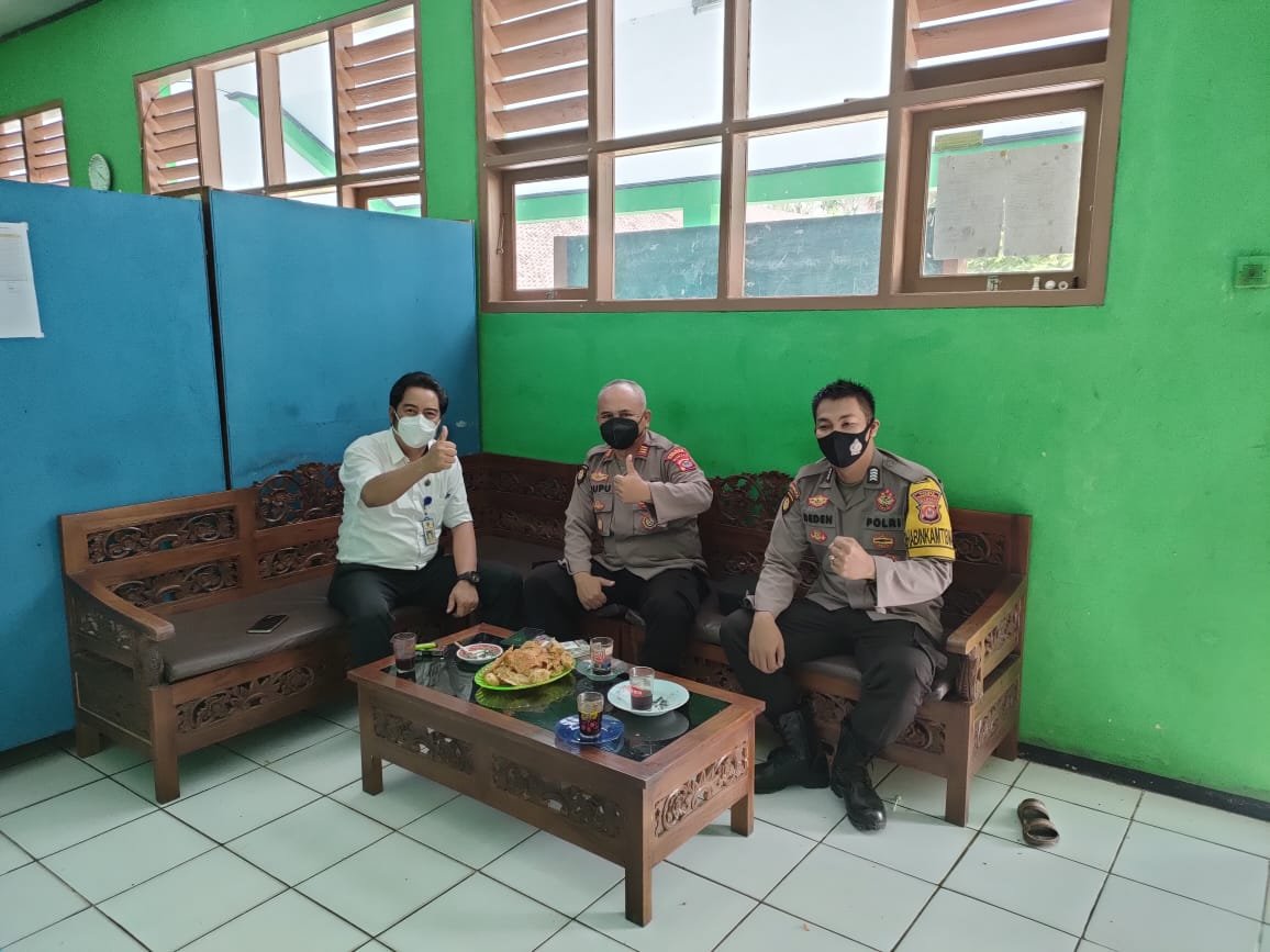 Kapolsek Cibaliung dan 3k Polres Pandeglang Kunjungi Kepala Desa Kutakarang