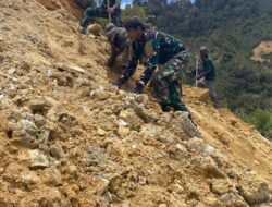 Satgas Yonif Mekanis 203/AK dan Warga Balingga Perbaiki Jalan Tertimbun Longsor