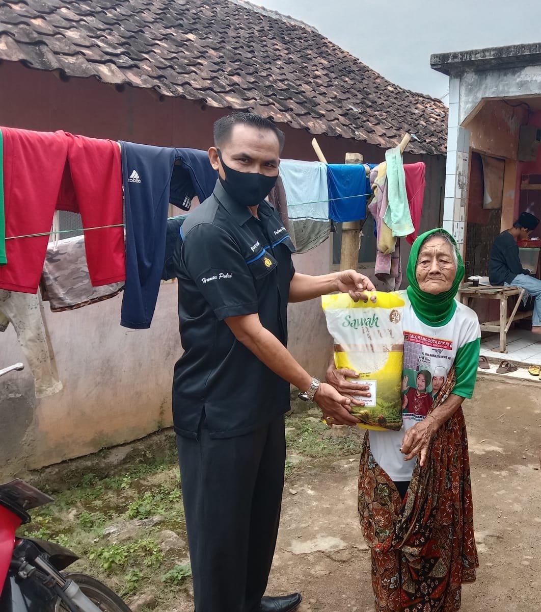 Polsek Pandeglang Peduli Warga dengan Bakti Sosial