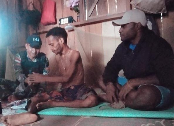 Satgas Yonif 143/TWEJ Bantu Penyandang Disabilitas di Perbatasan RI-PNG
